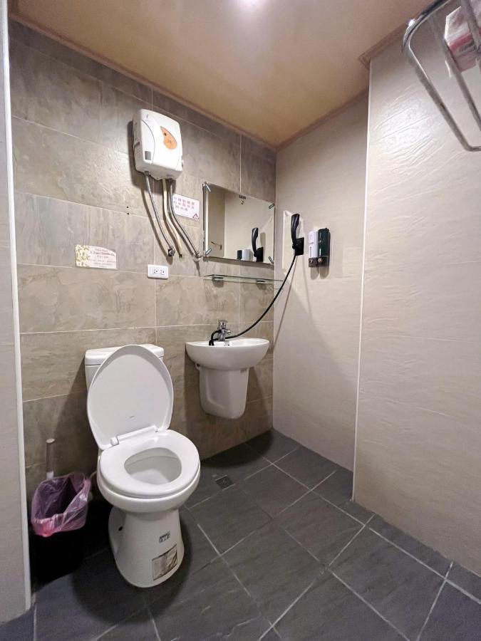 Fengchia Fun House Apartment Taichung Bagian luar foto